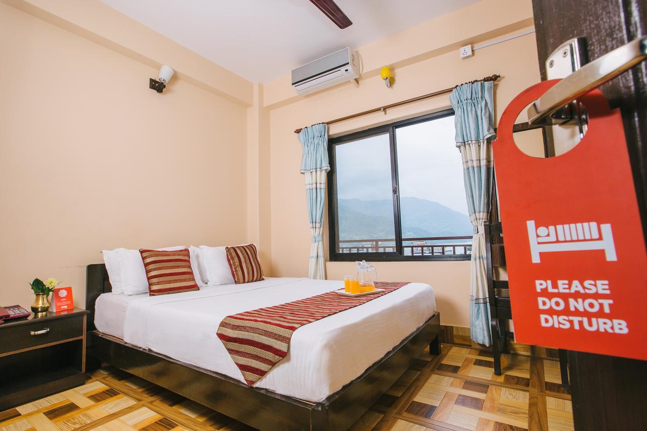Hotel Ezen Pokhara Extérieur photo