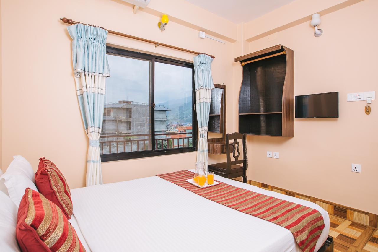 Hotel Ezen Pokhara Extérieur photo
